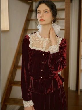 New Simple Retro L Cynthia Contrasting lace lapel cuff Red velvet romantic top